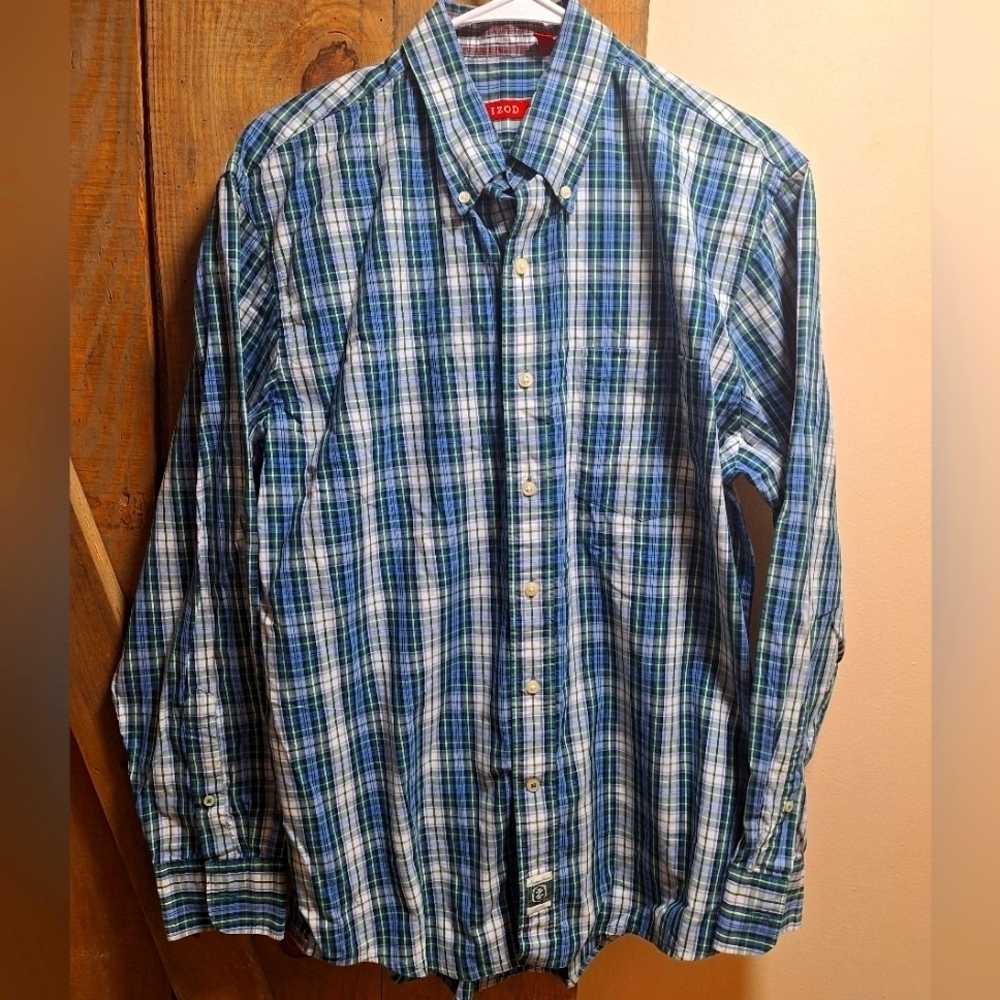 An Izod mens long sleeve button-down shirt in a size medium. EUC.